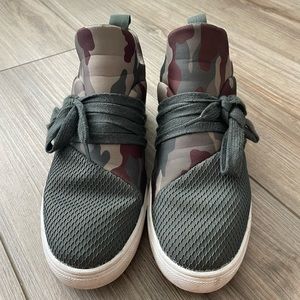 Steve Madden green and camo tennis shoes. Women’s size 6.5